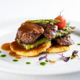 Borjú Onglet füstös pecsenyelével, spárgával, tócsni talapzaton