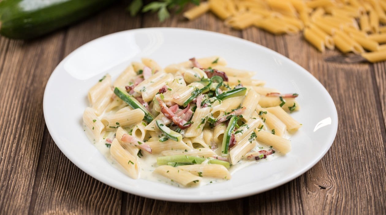 Cukkínis-füstölt sonkás penne carbonara mártással (felnőtt) – - Recept