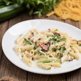 Cukkínis-füstölt sonkás penne carbonara mártással (felnőtt)