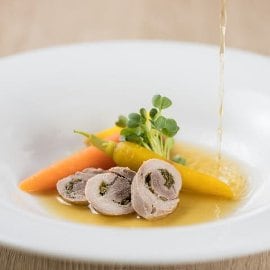 Fácán erőleves mellehúsával, bébi-gyökérzöldségekkel, szarvasgomba olajjal és Sherry-vel Fácán erőleves mellehúsával, bébi-gyökérzöldségekkel, szarvasgomba olajjal és Sherry-vel