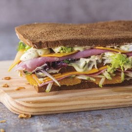 Füstölt lazacos, pikáns szendvics Füstölt lazacos, pikáns szendvics