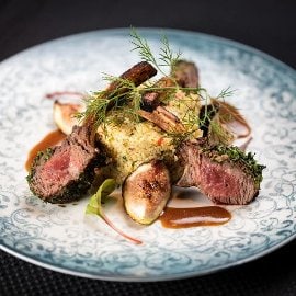 Fűszeres bárányborda, édesköményes-fügés couscous-szal, Umami-s jus-vel Fűszeres bárányborda, édesköményes-fügés couscous-szal, Umami-s jus-vel