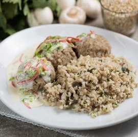 Gőzölt hajdinás húsgombóc, gombás barnarizzsel és zöldséges mártással (felnőtt)