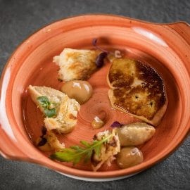 Kacsamáj, fenyőmeg sóskaramell és tépett kalács Kacsamáj, fenyőmeg sóskaramell és tépett kalács