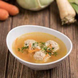 Kukoricadarás csirkehúsgombóc leves (7-10 éves korcsoport, allergénmentes alappal)