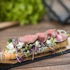 Kéksajtos bélszín szendvics Kéksajtos bélszín szendvics