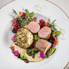 Lassan sült sertésszűz, füstös karfiolpürével, tökmagos túrógombóccal