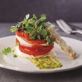 Paradicsomos mozzarrella torony, Citromos Zöldfűszeres öntettel Paradicsomos mozzarrella torony, Citromos Zöldfűszeres öntettel