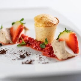 Pirított darafelfújt savanyú eperrel, csokoládé mousse Pirított darafelfújt savanyú eperrel, csokoládé mousse