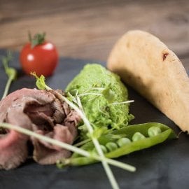 Roast beef forgácsok zöldborsópürével Roast beef forgácsok zöldborsópürével