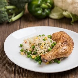 Ropogós sült csirkecomb zöldséges barna rizzsel (felnőtt)