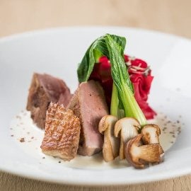 Rózsaszínű kacsamell céklás szélesmetélttel, szezámos bordás kellel, vargányával és fehér balsamico szósszal