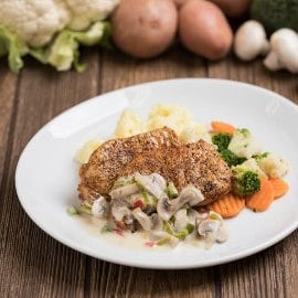 Sertésszelet spárgás gombamártással, zöldségekkel és burgonyapürével (7-10 éves korcsoport)