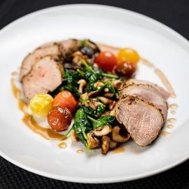 Sous Vide-olt rozmaringos sertésszűz, sokízű gombás parajjal, fokhagyma pehellyel Sous Vide-olt rozmaringos sertésszűz, sokízű gombás parajjal, fokhagyma pehellyel