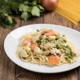 Spagetti csirkés-zöldséges mártással (felnőtt, sómentes alappal)