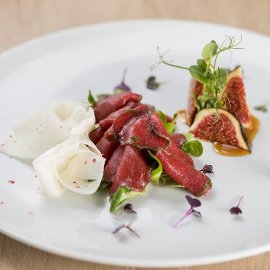 Szecsuáni borssal ízesített szarvas “carpaccio”, kecskesajt forgácsokkal és fényezett fügével Szecsuáni borssal ízesített szarvas “carpaccio”, kecskesajt forgácsokkal és fényezett fügével