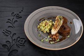 Szójás glace-ban konfitált marhapofa,- oliván pirított kínai kellel, fokhagymás burgonyával  - gesztenyével