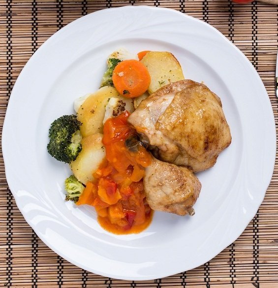 Sült csirkecombok tepsiben sült zöldségekkel és peperonata raguval (felnőtt) – - Recept