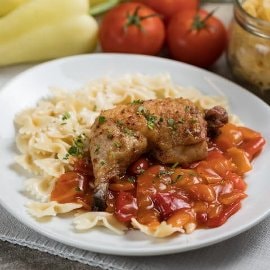 Sült csirkecombok tésztával és színes paprika raguval (7-10 éves korcsoport)