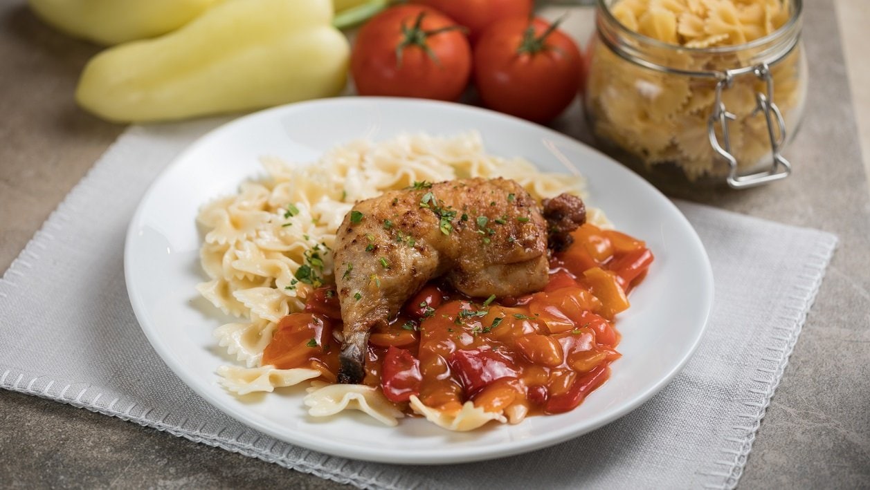Sült csirkecombok tésztával és színes paprika raguval (felnőtt) – - Recept