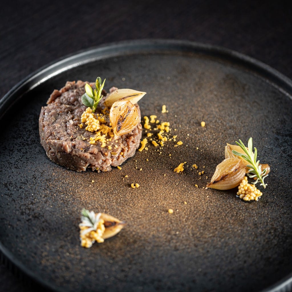 Marha tatár, sült hagymával, pácolt mustárral