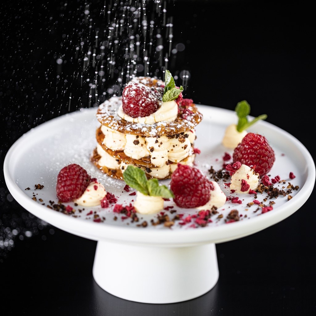 Roppanós madártej mousse és mandulás karamell friss málna, liofilizált málna - keksz morzsa