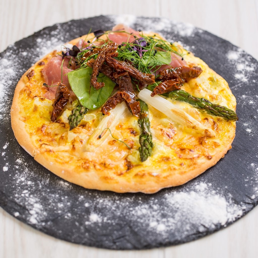 Spárgás Pizza-napon szárított  paradicsommal és sonkával Spárgás Pizza-napon szárított  paradicsommal és sonkával