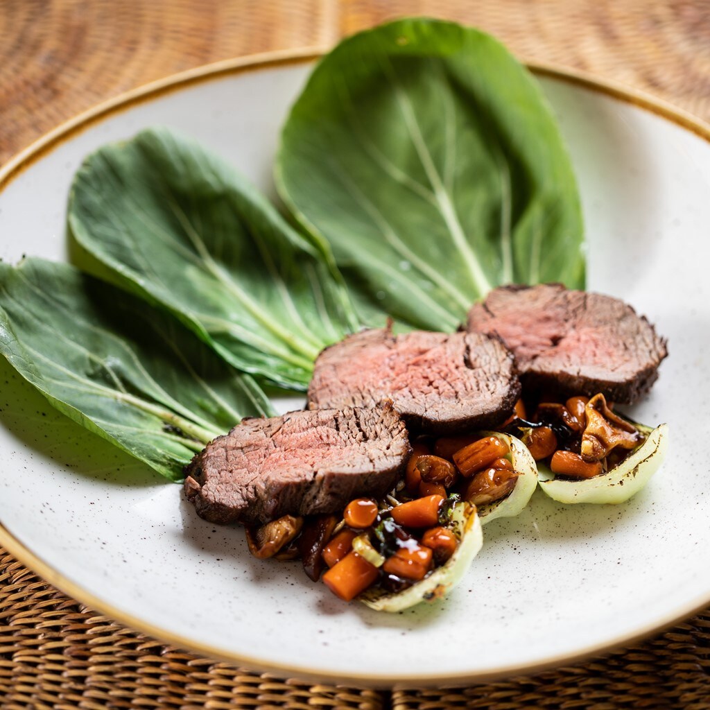 Szarvasgerinc, pirított bordáskel, shitake, karotta, szója