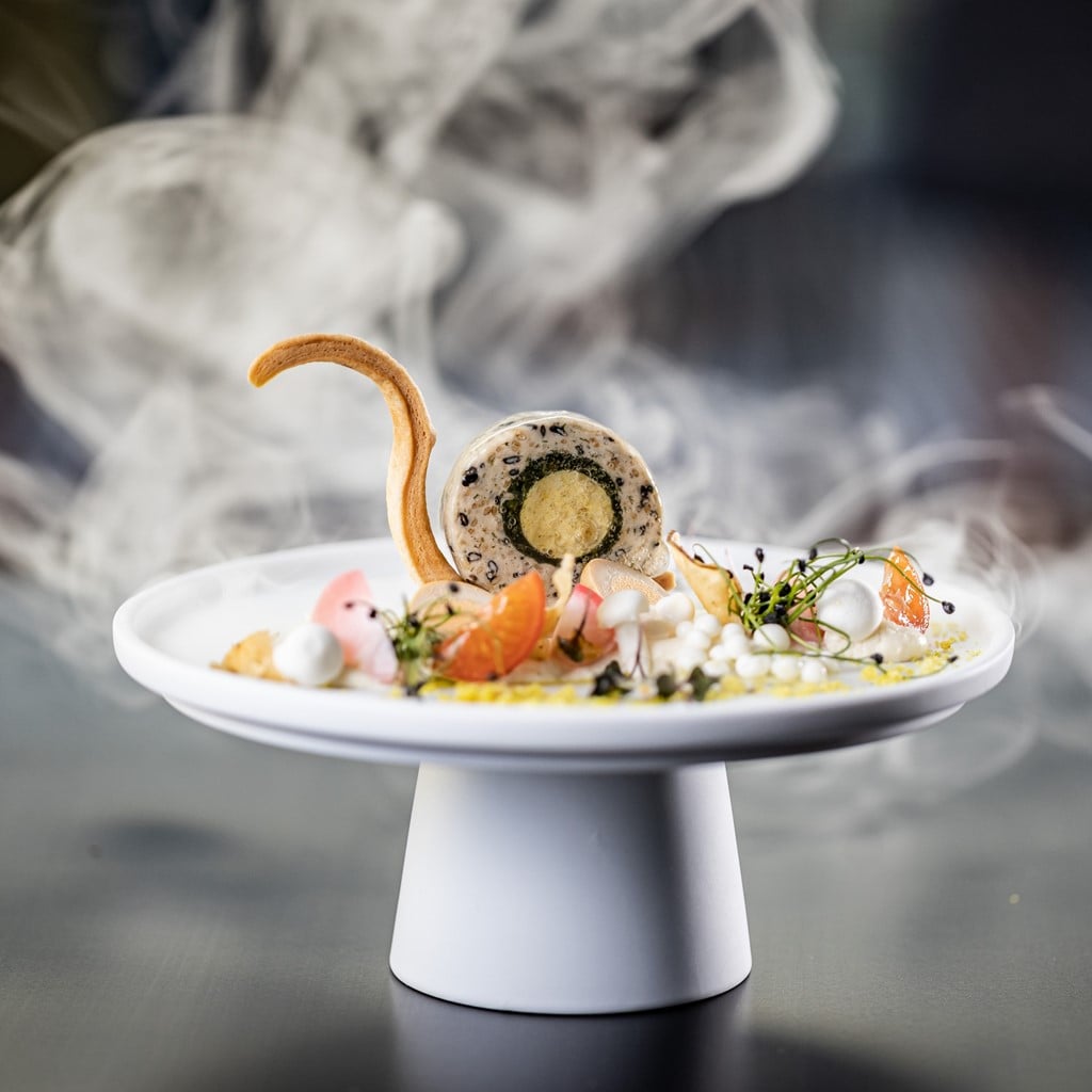 Tésztakéregben sült nyúlpástétom, füstölt fürj tojással, torma variációval és fermentált retekkel, shimei gomba