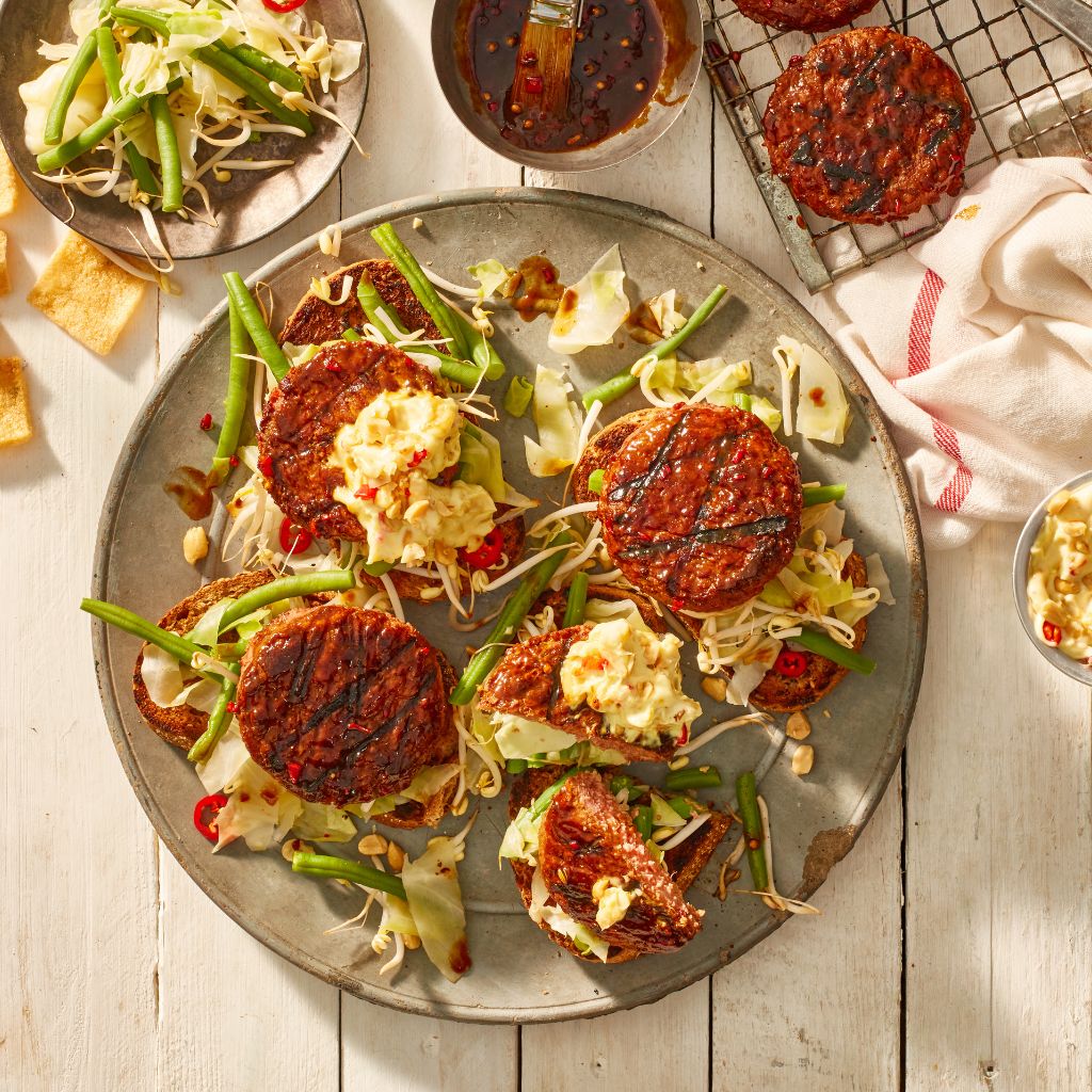 BBQ Szendvics chilis mogyorós mártogatóssal.