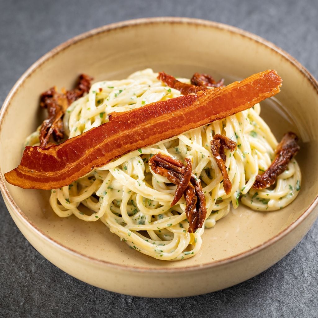 Spagetti sajtmártással, szárított paradicsommal, szalonnával Spagetti sajtmártással, szárított paradicsommal, szalonnával