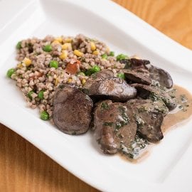 Bazsalikomos, mustáros csirkemáj zöldséges hajdinával (11-14 éves korosztály)