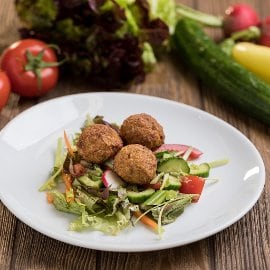 Bulguros húsgombóc vegyes salátával (felnőtt)