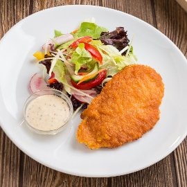 Csirkemell filé burgonyás bundában, vegyes salátával és mézes-mustáros öntettel Csirkemell filé burgonyás bundában, vegyes salátával és mézes-mustáros öntettel