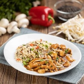 Gombás-mungóbabos csirkeragu zöldséges-vadrizses körettel (7-10 éves korcsoport)