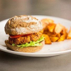 Hamburger köleses húspogácsával és sültburgonyával