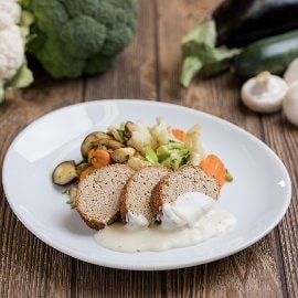 Pulykavagdalt barnarizzsel, zöldségekkel és sajtmártással (felnőtt, sómentes alappal)