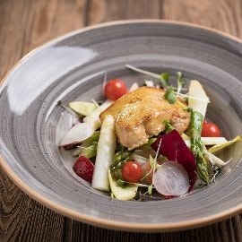 Roston sült kacsamáj, spárga salátával.