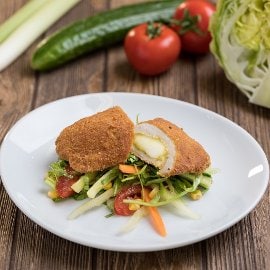 Sajttal töltött csirkemell salátával (7-10 éves korcsoport)