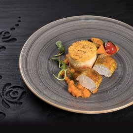 Sárga curry-vel illatosított lassan készült jércemell filé, korianderes sütőtök krémmel és céklás burgonyatortával