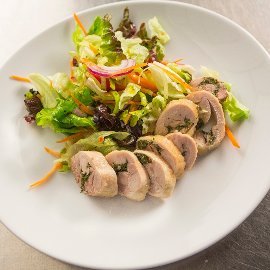 Zöldfűszeres csirkecomb filé salátákkal Zöldfűszeres csirkecomb filé salátákkal