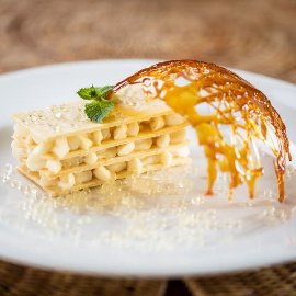 Fehércsokoládés vargànyás millefeuille, pezsgő kaviár karamell Fehércsokoládés vargànyás millefeuille, pezsgő kaviár karamell