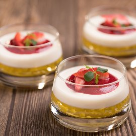 Kókuszos pannacotta mangó zselén Kókuszos pannacotta mangó zselén