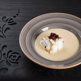 Kókusztejjel készült házi madártej, fahéjas karamellben főzött aszalt gyümölcsökkel és tonkababos fehérjehabbal