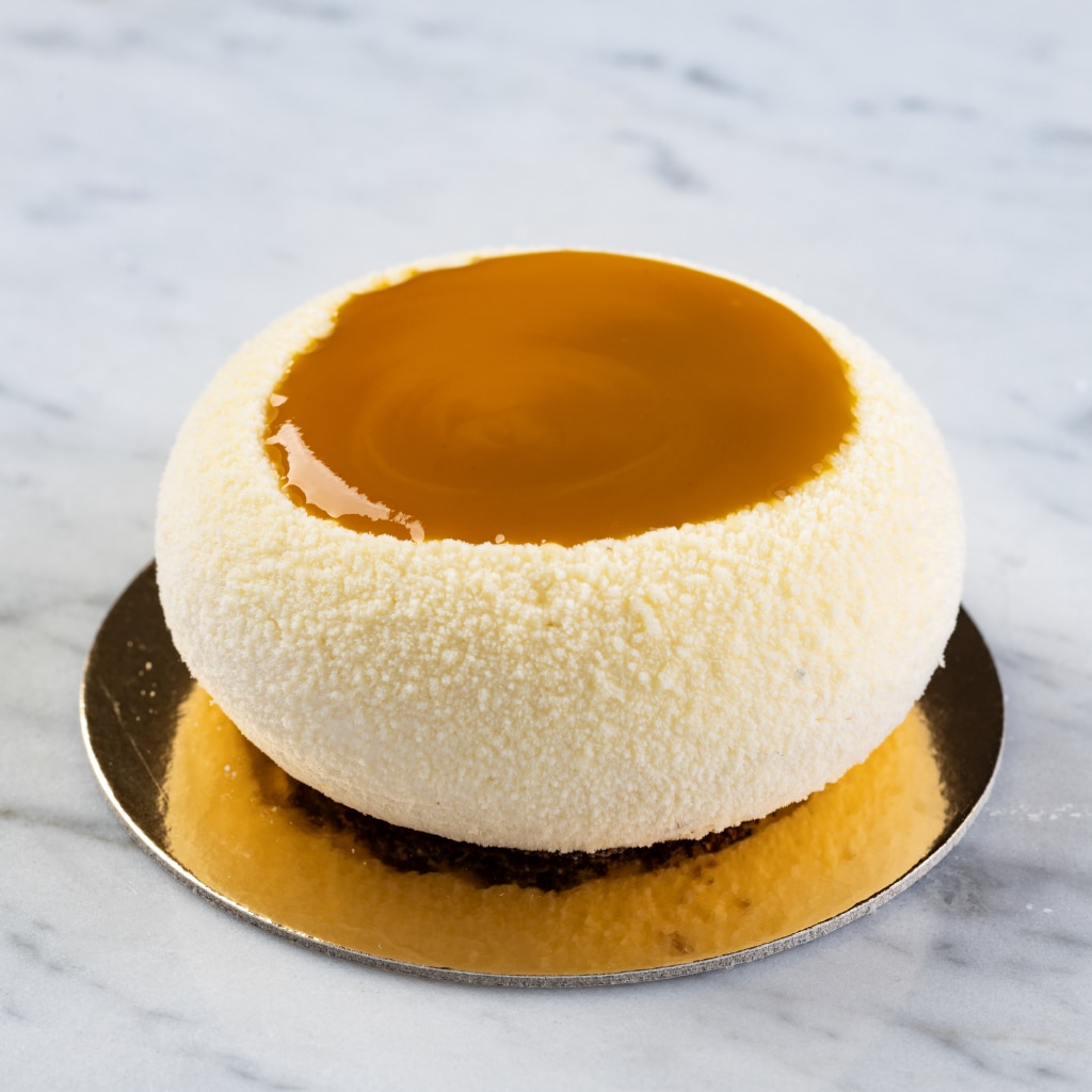 Fehércsokis kókusz mousse, mangó kalappal.