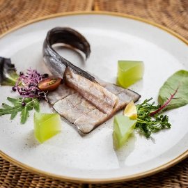 Füstölt angolna filé, uborkavíz kocsonya, citrusos csírák, szezámmag ropogós