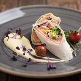 Füstölt lazacos wrap, hollandi krémmel.