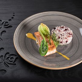 Kókusz kéregben sült  lazac filé, vajban pirított pok choy és aszalt vörös áfonyás basmati rizzsel