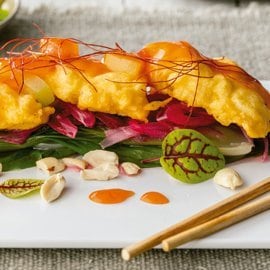 Nyelvhal  szeletek pak choi és kesudió ágyon Nyelvhal  szeletek pak choi és kesudió ágyon