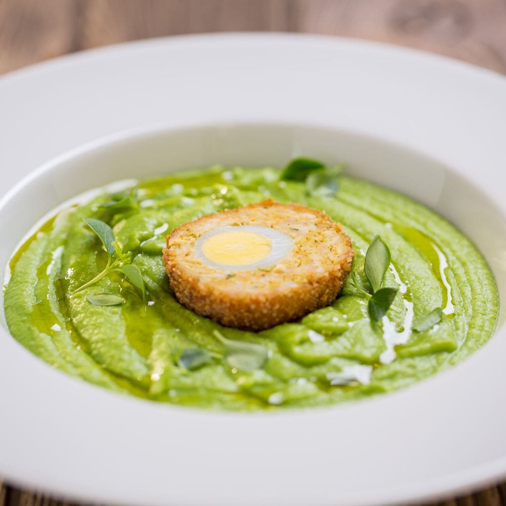 Zöldborsó főzelék, szárnyas Stefánia vagdalttal